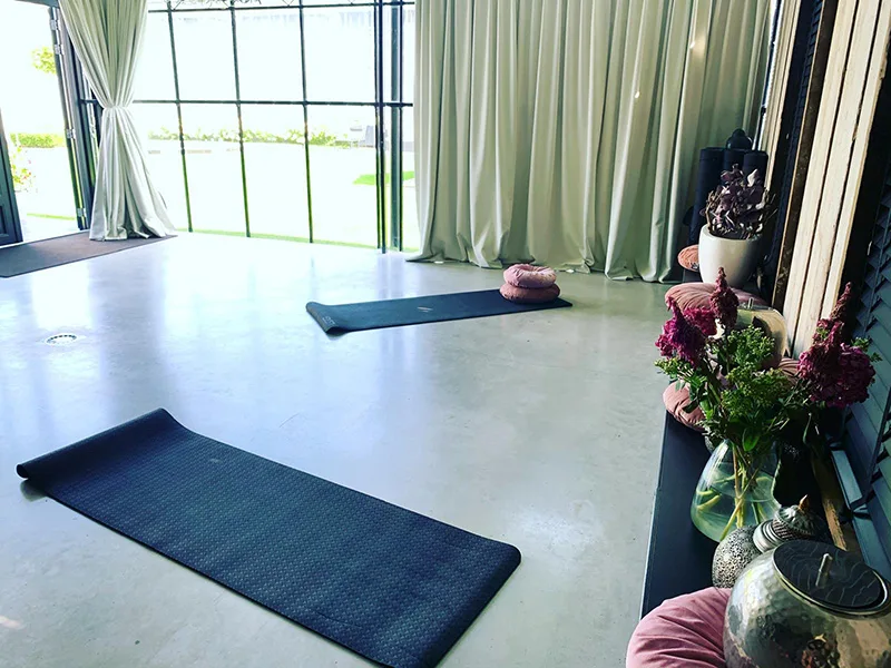 Rustige en lichte ruimte voor Hatha yoga